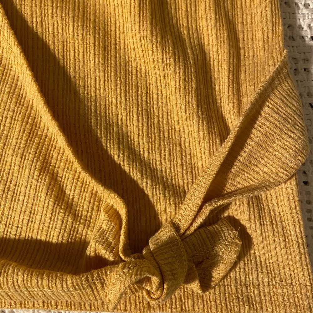 Sleeveless shirt with front tie